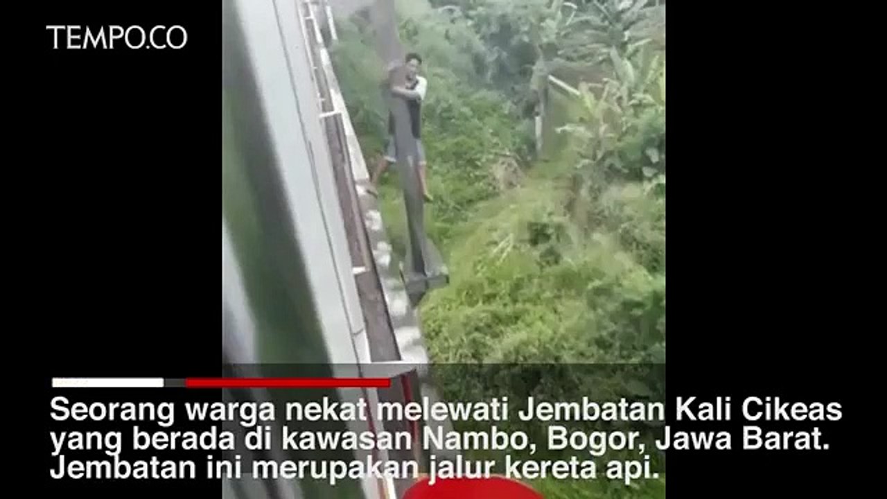 Viral, Pria Bergelantungan di Tiang Jembatan Rel Kereta, Ini Respons Warganet