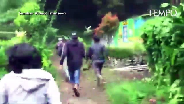 Video Warga Menyelamatkan Diri Saat Banjir Bandang Menerjang Kawasan Gunung Mas Puncak