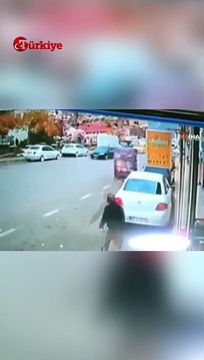 Bursa'yı Fırtına Vurdu: Çerez Dolabı Uçunca Peş...