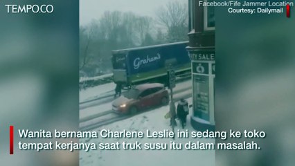 Viral Bantu Dorong Truk, Ibu Ini Dapat Hadiah Susu Gratis Setahun