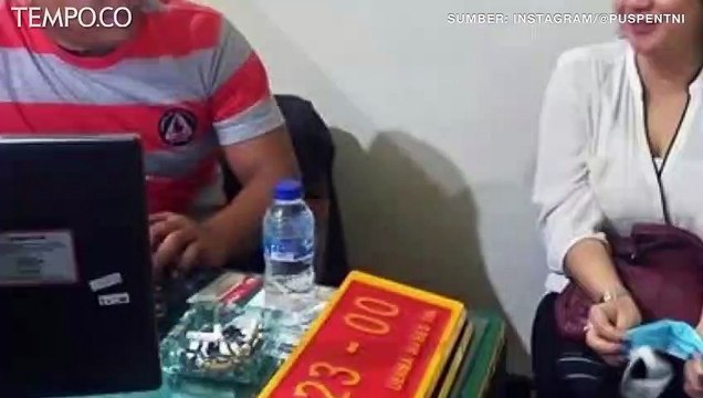 Wanita Pamer Mobil Dinas TNI Plat Bodong, Akhirnya Minta Maaf