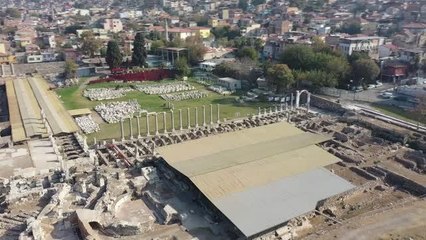 İzmir'deki kazılarda Avrupa'dan 400 yıl önce gelen yemek takımları bulundu