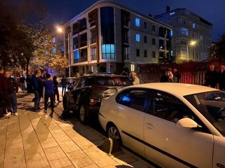 Polis kovalamacasından kaçan sürücü, park halindeki otomobillere çarptı