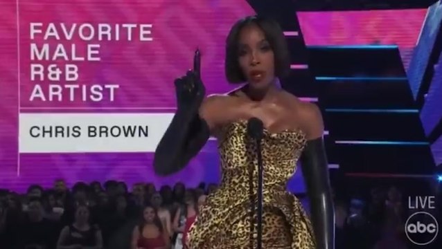 AMAs: Kelly Rowland tells crowd to ‘chill out’ as they boo Chris Brown win
