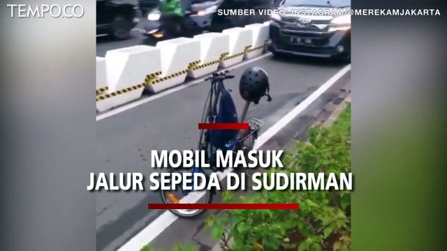 Mobil Masuk Jalur Sepeda Permanen di Jalan Sudirman, Jakarta Pusat