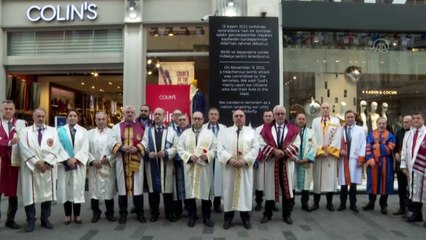 Rektörler terör saldırısının yaşandığı İstiklal Caddesi'ne karanfil bıraktı
