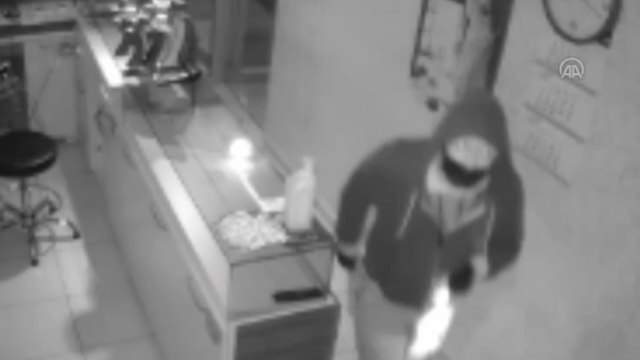 Beylikdüzü’nde kuyumcu soygunu: 3 kilo altınla kaçtılar