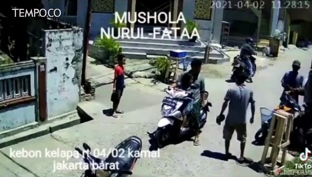 Maling Uang Amal Renovasi Masjid Terekam CCTV Saat Menjalankan Aksinya di Jakarta Barat