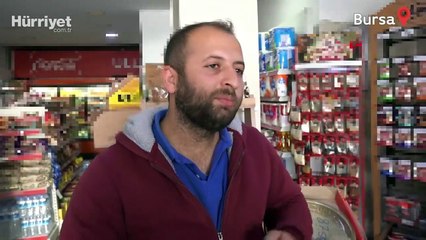 Fırtınadan dolayı ipi kopan çerez standını koşarak yakaladı