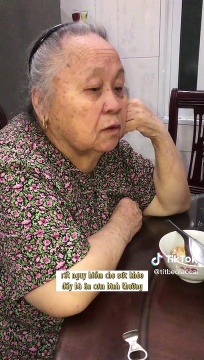 Cụ bà mê nước ngọt bị cháu cản liền dỗi: Không uống bà không ăn cơm