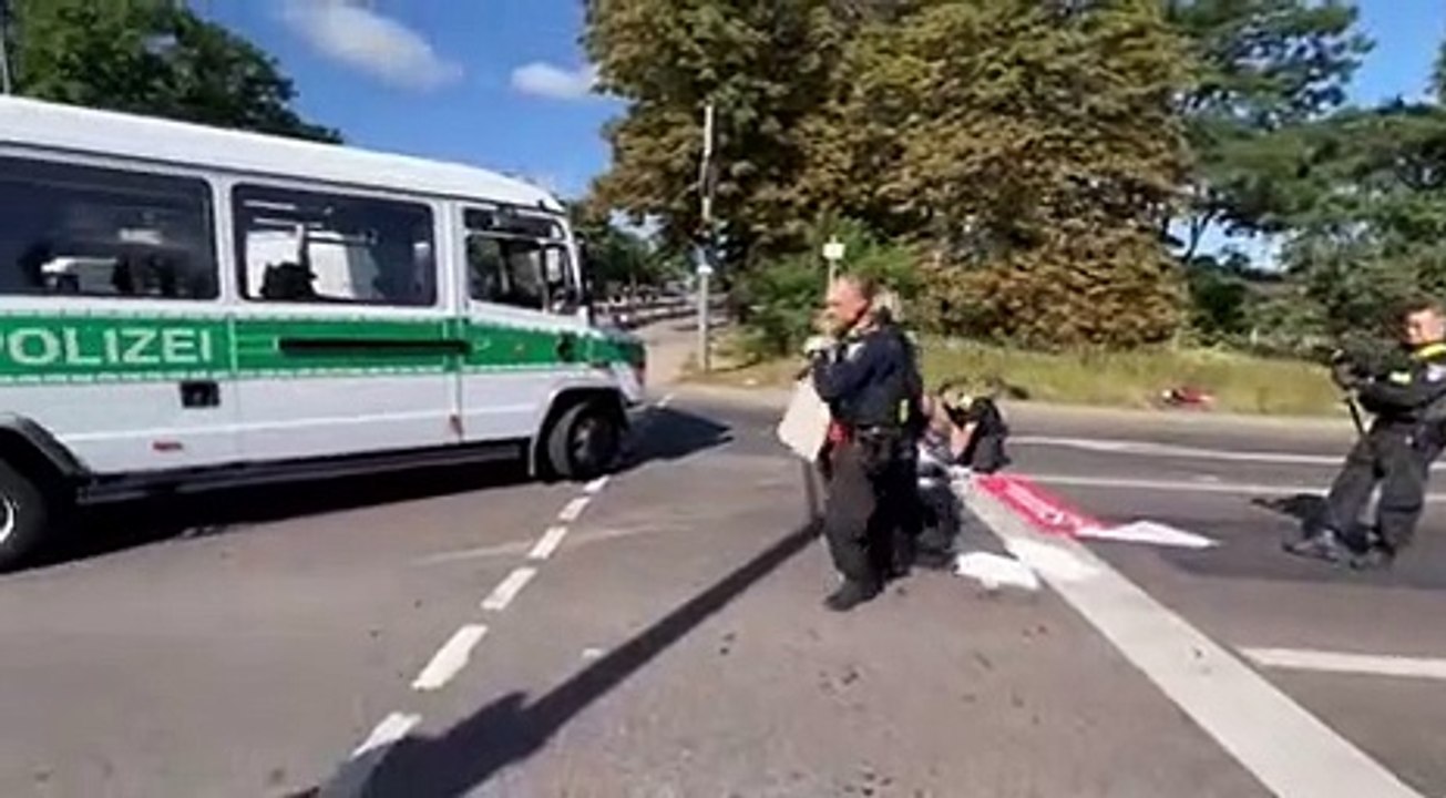 Un militant qui bloque une route souffre beaucoup beaucoup quand il est évacué par la police