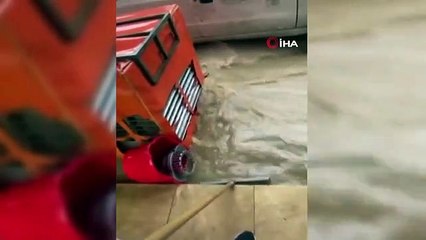 İzmir'i yine sağanak vurdu: Dakikalar içerisinde caddeler göle döndü