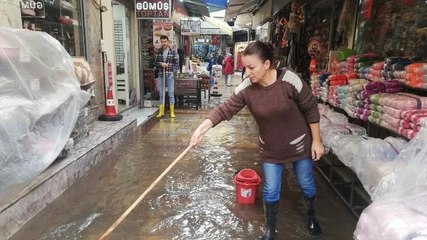 İzmir’de sağanak: Kemeraltı Çarşısı’nı su bastı