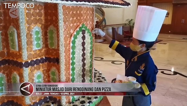 Uniknya Miniatur Masjid Terbuat dari Rengginang dan Pizza