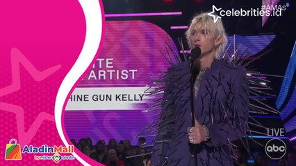 Nyentrik, Outfit Machine Gun Kelly di Acara AMAs 2022 jadi Sorotan