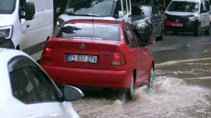İzmir'de sağanak; Tarihi Kemeraltı Çarşısı'nı su bastı