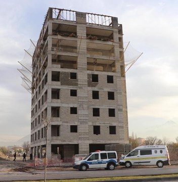 İNŞAATIN 8'İNCİ KATINDAN ASANSÖR BOŞLUĞUNA DÜŞEN İŞÇİ ÖLDÜ