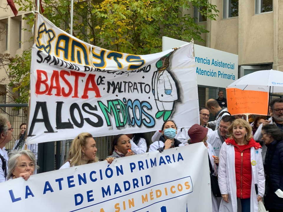 "Hasta aquí hemos llegado": Médicos de familia y pediatras inician una huelga indefinida en Madrid