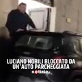 Luciano Nobili bloccato da un auto parcheggiata sul marciapiede: 