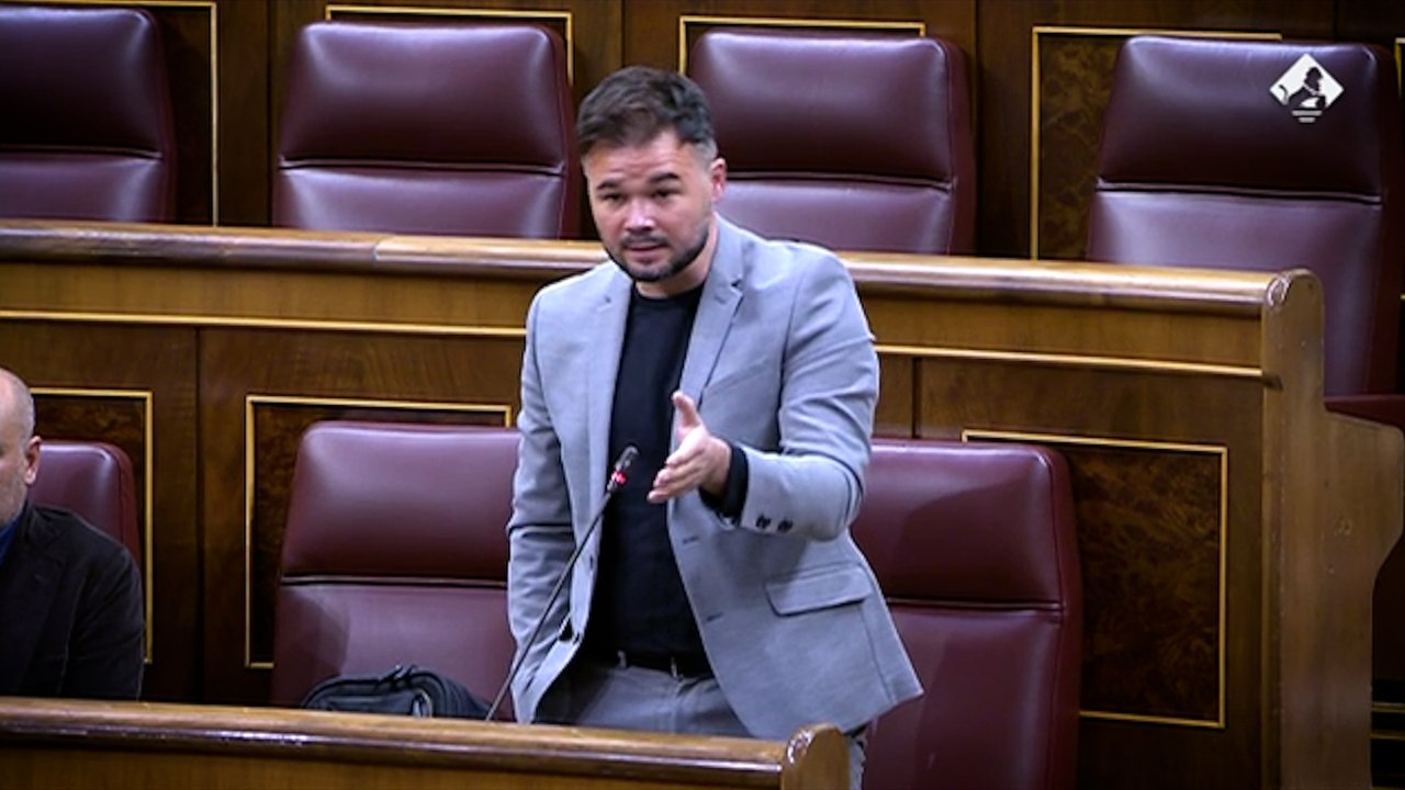 Rufián interrumpe el pleno del Congreso después de que el PP de Feijóo llame "inútil" a Irene Montero
