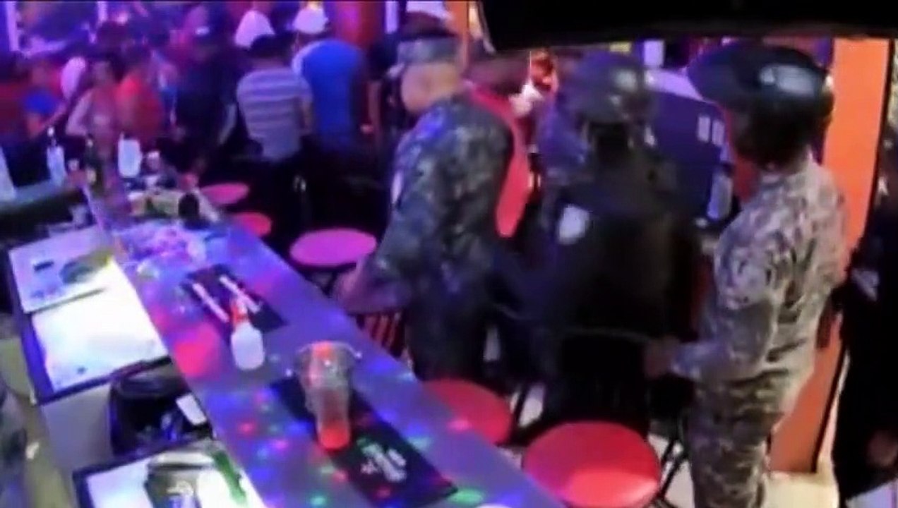 La Policía dejó sin funciones coronel que cerró expendio de bebidas con fusil en mano