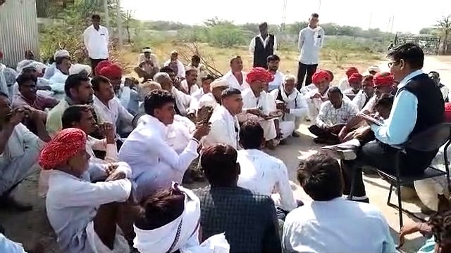 दिन में थ्री फेज बिजली देने के लिए किसान बैठे धरने पर, विभाग ने घरेलू बिजली भी काटी