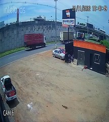 Caminhão cai de viaduto em Maringá; câmera flagra queda