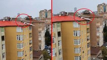 İstanbul'da pes dedirten görüntü! Çatı parçalarının uçmaması için canlarını hiçe saydılar