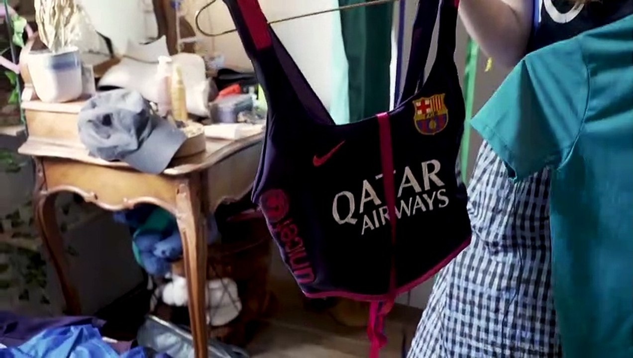 Mode, foot et "upcycling": une jeune créatrice transforme les maillots en corsets