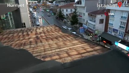 Sancaktepe’de şiddetli rüzgar binanın çatısını uçurdu, uçan çatı havada asılı kaldı