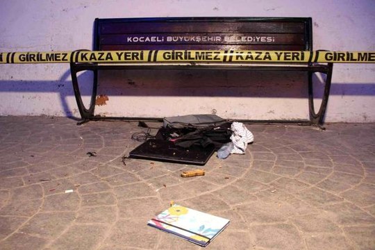 İzmit'te otobüs durağındaki şüpheli çanta polisi alarma geçirdi