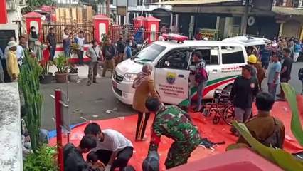 Los equipos de rescate trabajan contra reloj en Java tras un terremoto de magnitud 5.6