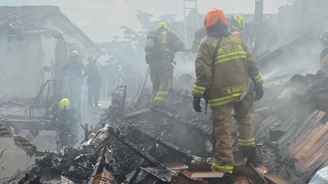 Estas son las primeras imágenes del accidente aéreo que dejó al menos 8 muertos en Medellín