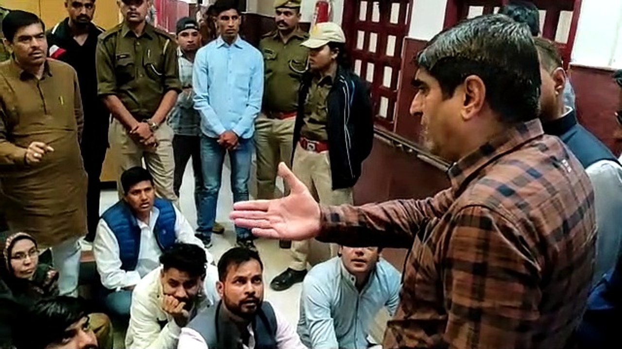 डीसी-एईएन को हटाने के लिए पार्षदों ने दिया धरना, कार्रवाई का आश्वासन मिलने के बाद हटे भाजपा के पार्षद