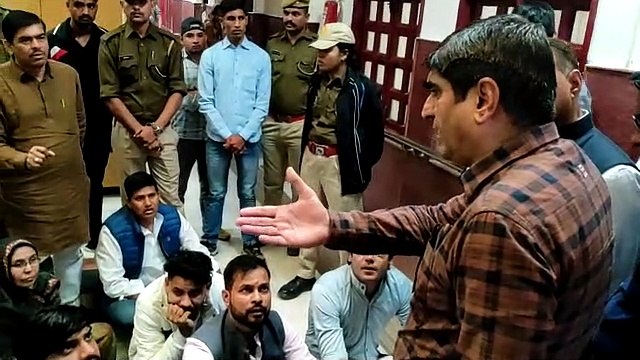 डीसी-एईएन को हटाने के लिए पार्षदों ने दिया धरना, कार्रवाई का आश्वासन मिलने के बाद हटे भाजपा के पार्षद