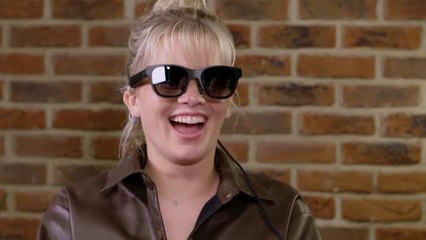 Unas nuevas gafas con inteligencia artificial permiten a las personas sordas ver y rebobinar conversaciones en tiempo real