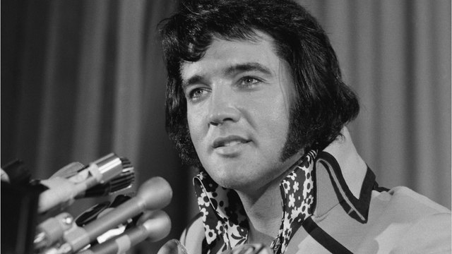 Voici - Elvis Presley : un téléphone portable filmé lors de sa dernière tournée ? L'image qui affole la Toile !