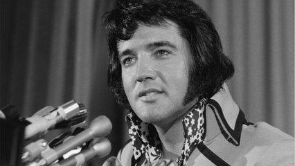 Voici - Elvis Presley : un téléphone portable filmé lors de sa dernière tournée ? L'image qui affole la Toile !