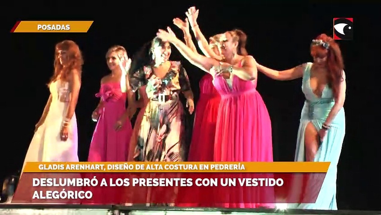 Deslumbró a  los presentes  con un vestido alegórico