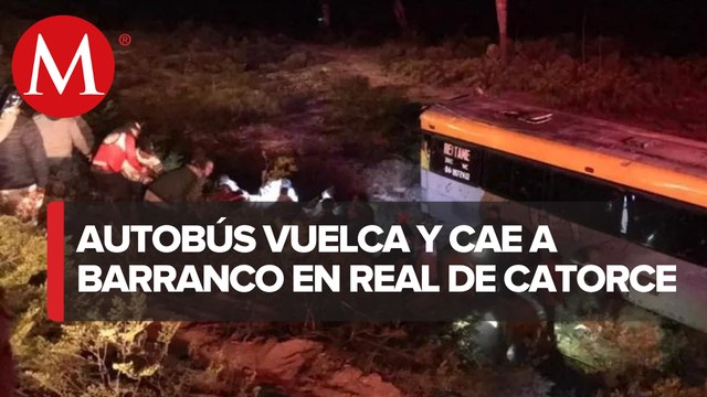 En SLP, autobús turístico vuelca y cae en un barranco; hay al menos 38 heridos
