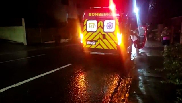 Mulher escorrega em piso molhado, cai e sofre corte na cabeça, no Ciro Nardi