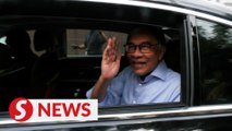 GE15: Anwar all smiles ahead of 2pm palace deadline