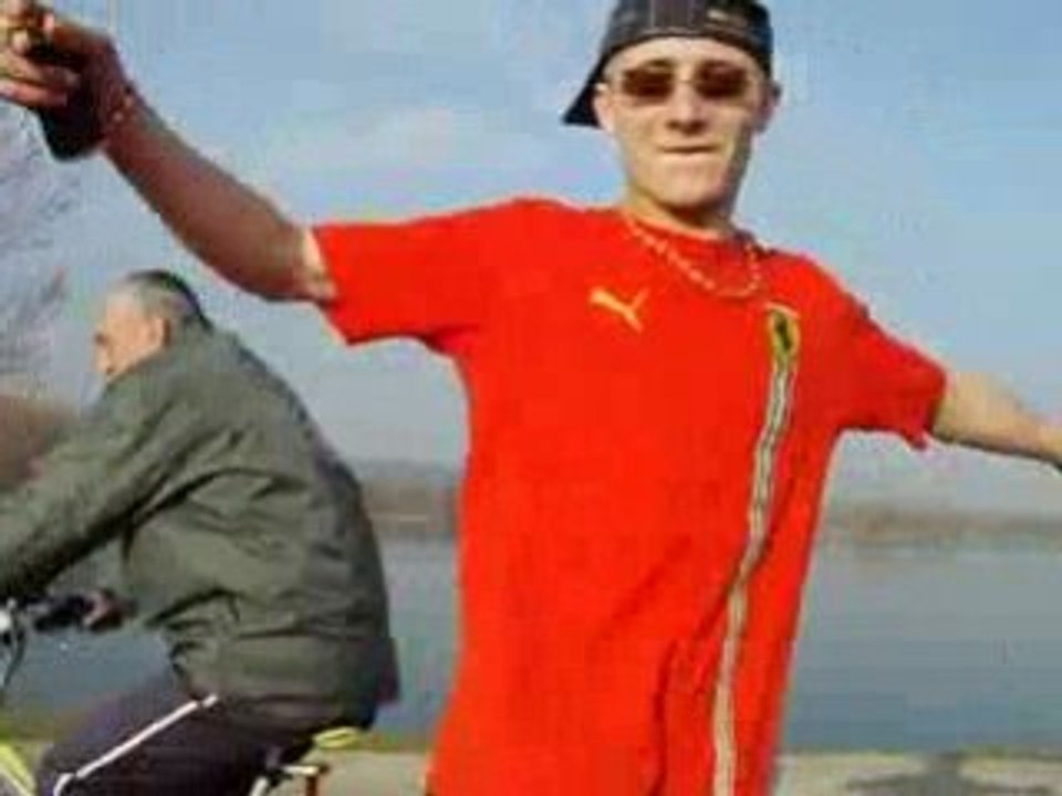 Toufik danse sur "J'étais comme eux" à Miribel