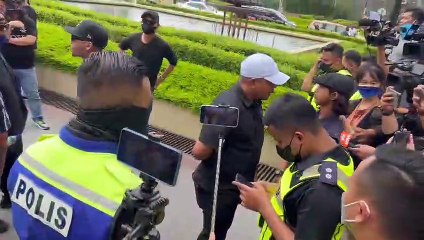 逾60名关丹巫统党员 现身巫统大厦力挺扎希