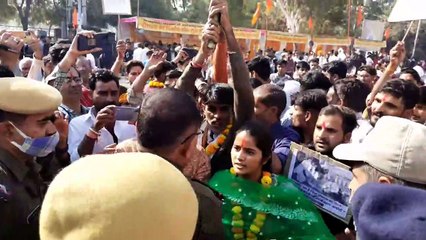 Video : जिला मुख्यालय पर नंदीशाला खोलने की मांग को लेकर जंगी प्रदर्शन