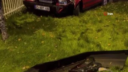Islak zeminde kayan araç refüje çıktı