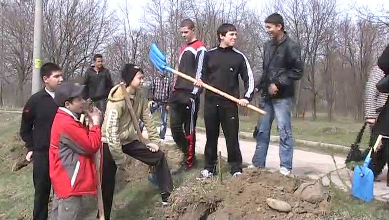 Общинари и ученици засадиха дръвчета в "Димана Данева"