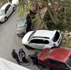 İstanbul'da bıçaklı gaspçıların yakalandığı anlar kamerada