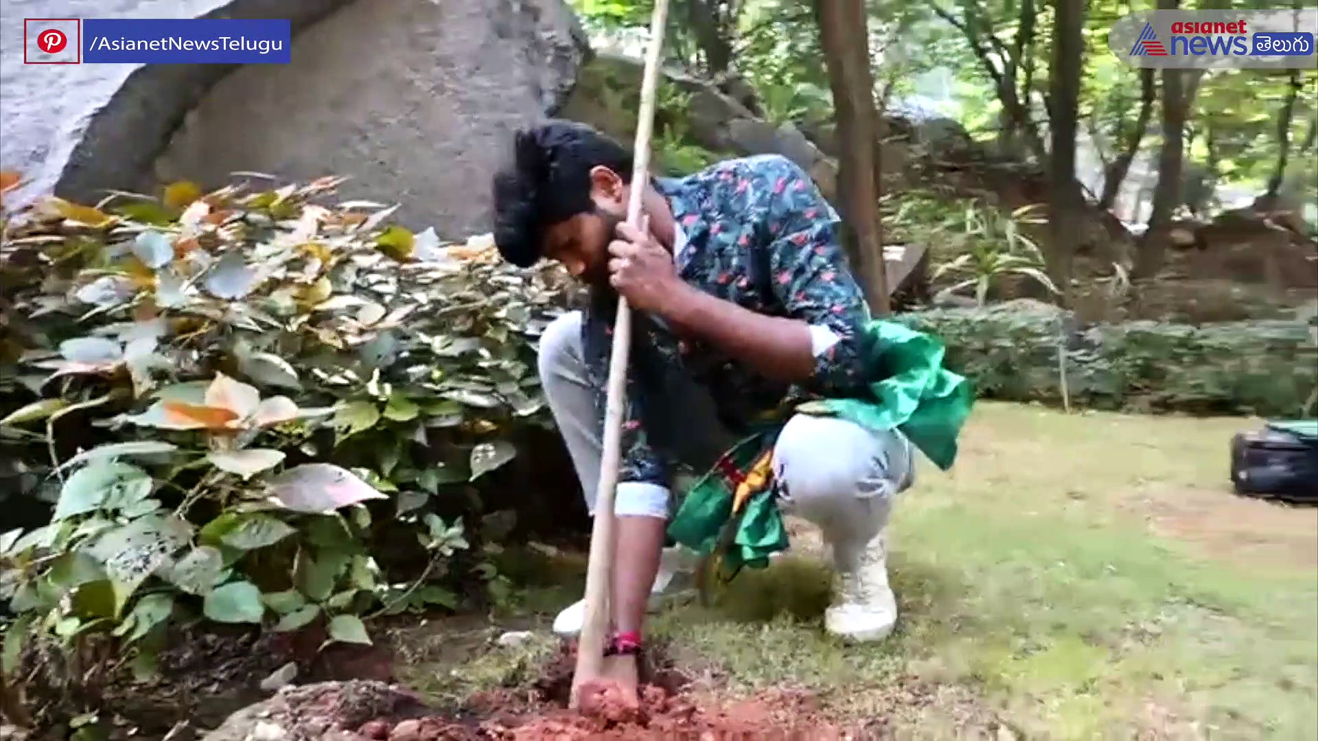 గ్రీన్ ఇండియా ఛాలెంజ్ ... మొక్కలు నాటిన బిగ్ బాస్ కంటెస్టెంట్ ఆర్జె సూర్య 