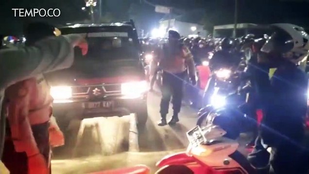 Polisi Menghalau Ratusan Pemudik Motor di Pos Penyekatan Kedungwaringin